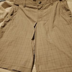 Mens Lululemon Athletica shorts sz 34 EUC